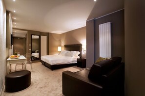 Sengetøy av topp kvalitet, safe på rommet og skrivebord