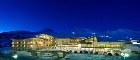 Bagian depan properti - sore/malam