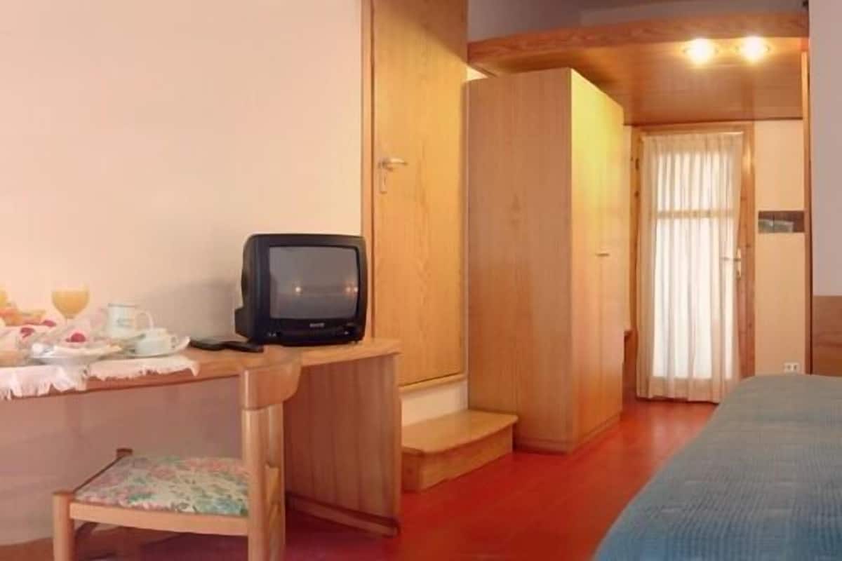 Premium bedding, down comforters, minibar, individually decorated