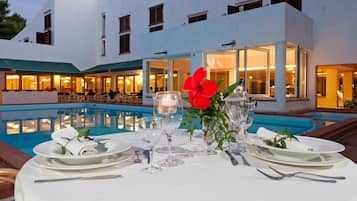 Poolside bar