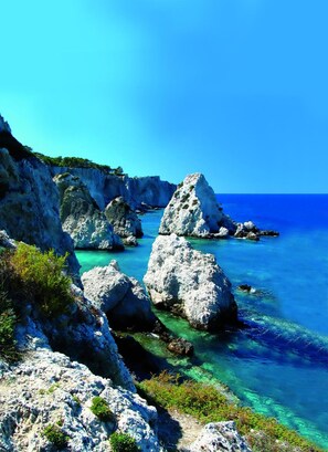 A coastal landscape with rocky formations and clear blue waters. - Hotel Kyrie Isole Tremiti (Tremiti Islands)