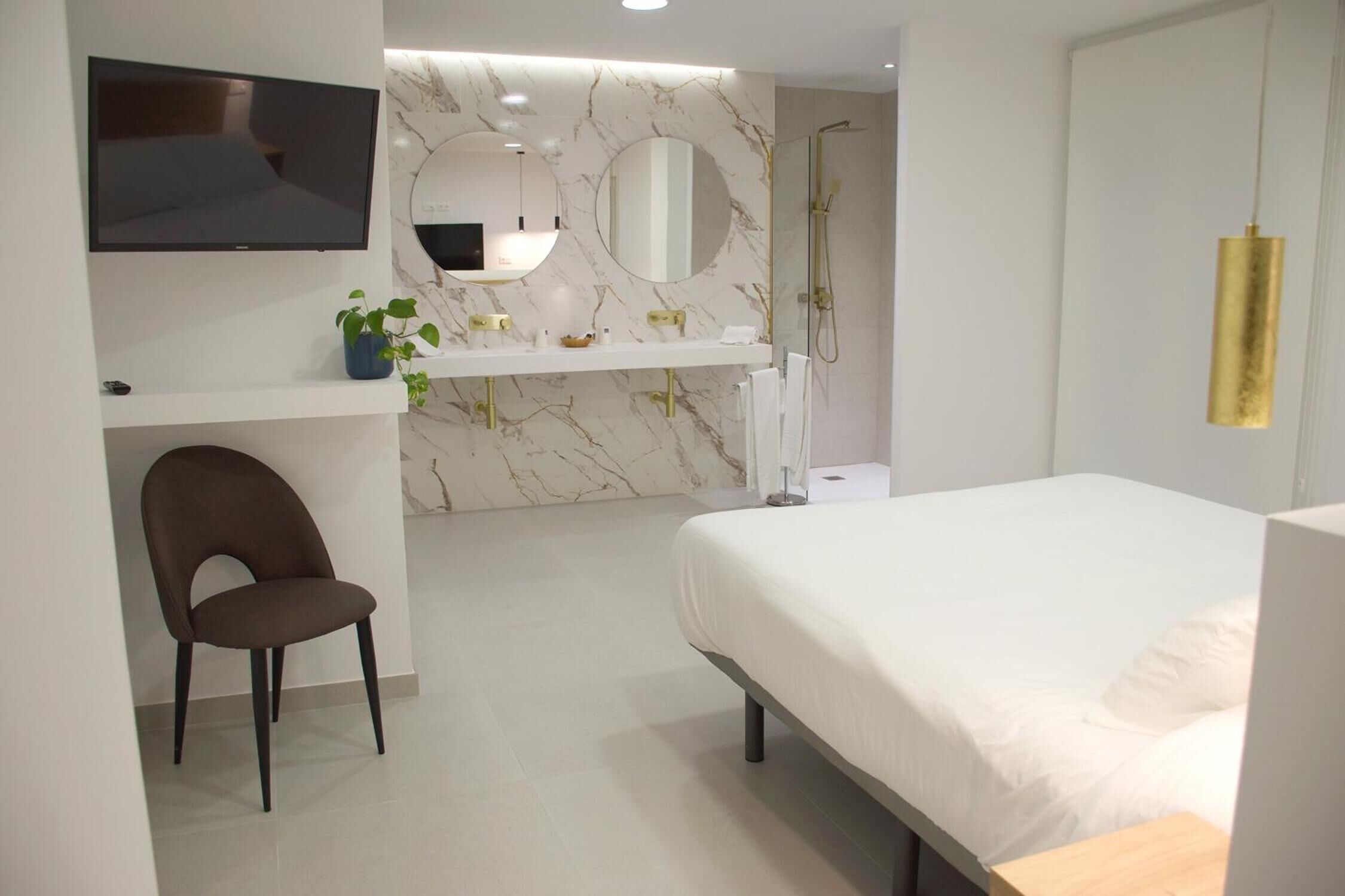 Minibar, caixa forta a l'habitació, escriptori i cortines opaques 