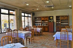 Petit déjeuner, déjeuner et dîner servis sur place