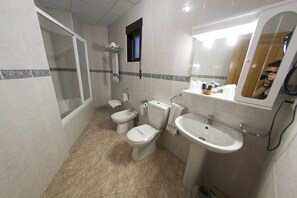 Douche, articles de toilette gratuits, sèche-cheveux