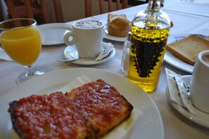 Petit déjeuner buffet (8.00 EUR par personne)