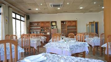 Breakfast, lunch and dinner served