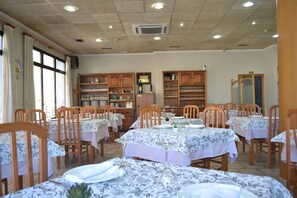 Melayani sarapan, makan siang, dan makan malam