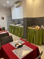 Tägliches Frühstücksbuffet (7 EUR pro Person)