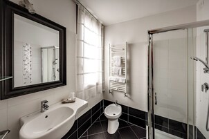 Kostenlose Toilettenartikel, Haartrockner, Bidet, Handtücher