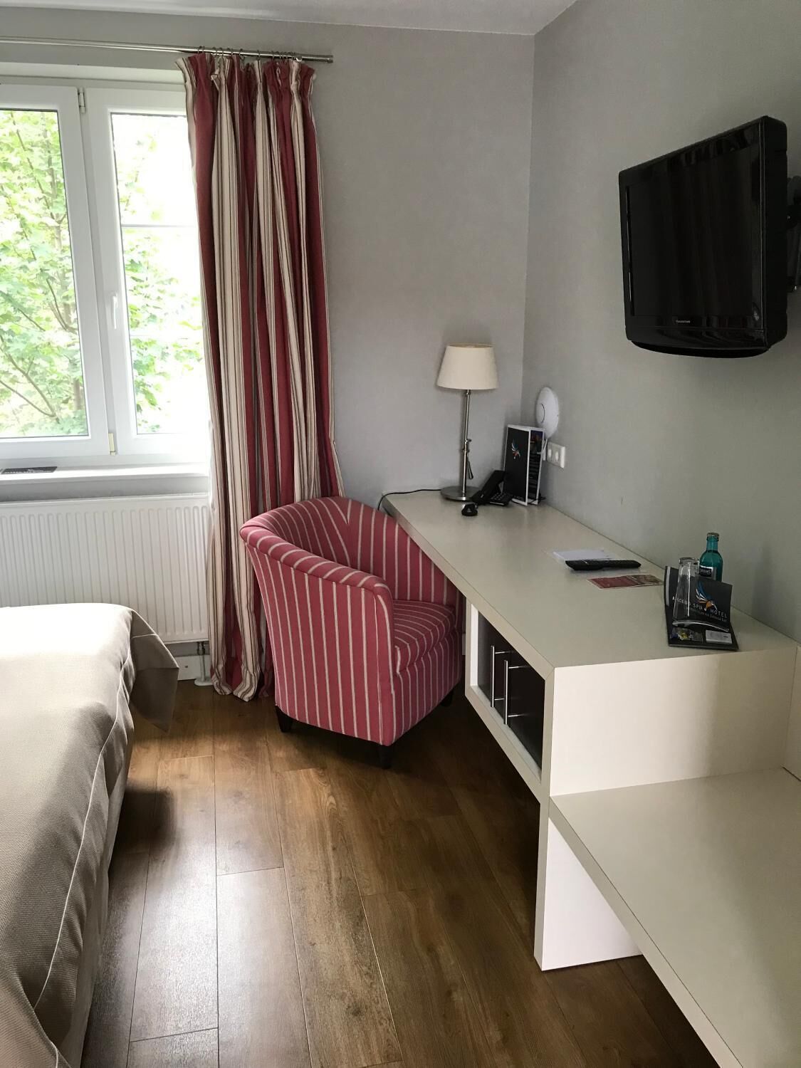 desk, free cots/infant beds, rollaway beds, free wifi