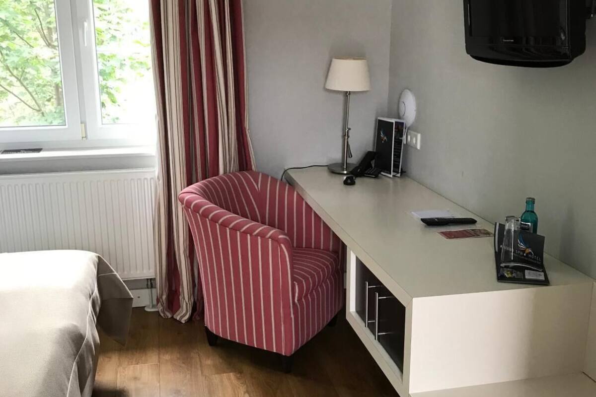 desk, free cots/infant beds, rollaway beds, free wifi