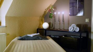 1 bedroom, desk, free cots/infant beds, rollaway beds