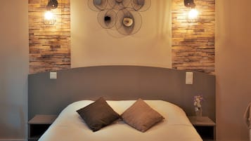Escritorio, sistema de insonorización, wifi gratis y ropa de cama