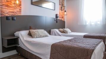 Escritorio, sistema de insonorización, wifi gratis y ropa de cama