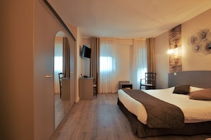 Standard-Doppelzimmer (AC on request) | Schreibtisch, schallisolierte Zimmer, kostenloses WLAN, Bettwäsche