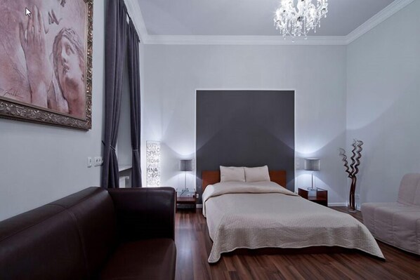 In-room safe, desk, free WiFi, bed sheets - Aurora Hotel (Wiesbaden)