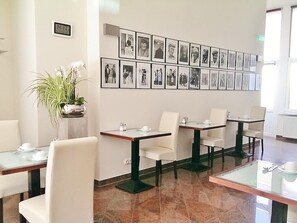每日付費供應吃到飽自助式早餐
