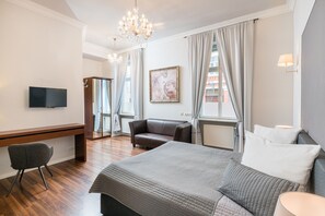 Premium Double Room, 1 King Bed | Living area | Flat-screen TV - Aurora Hotel (Wiesbaden)