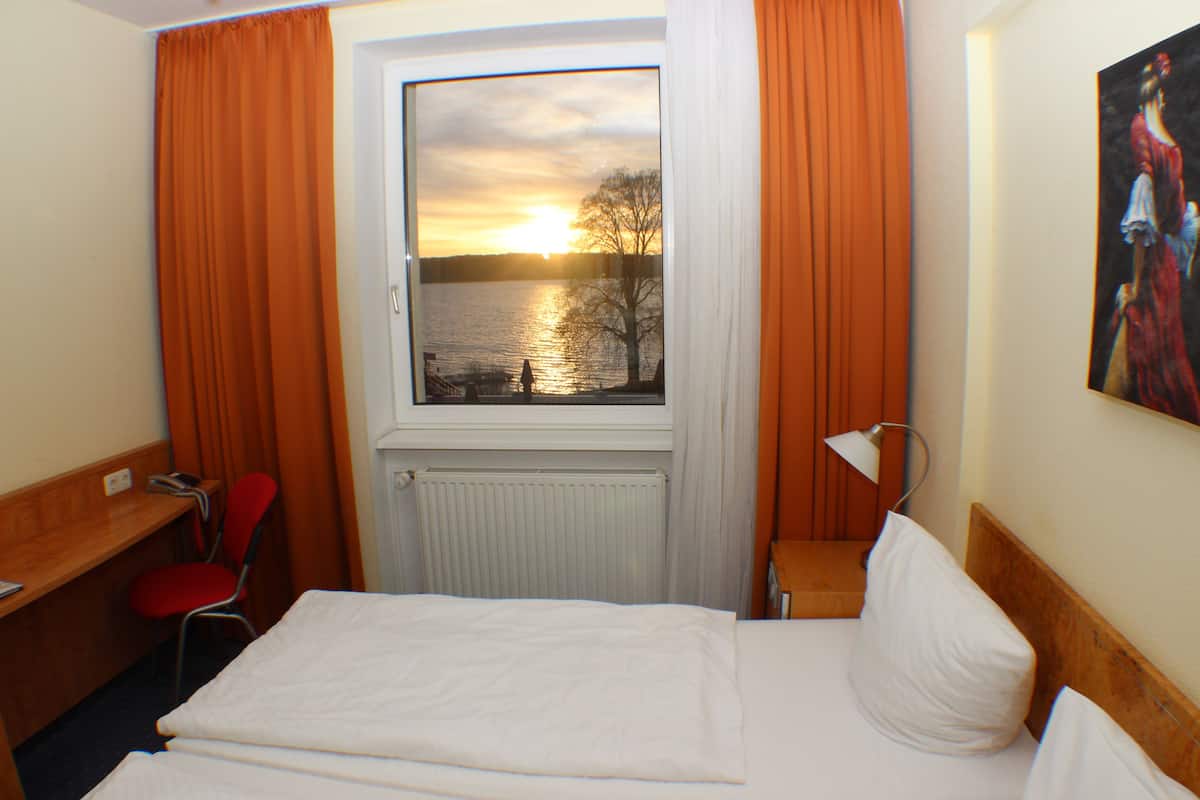 Standard Double Room, Lake View | Minibar, in-room safe, desk, cots/infant beds