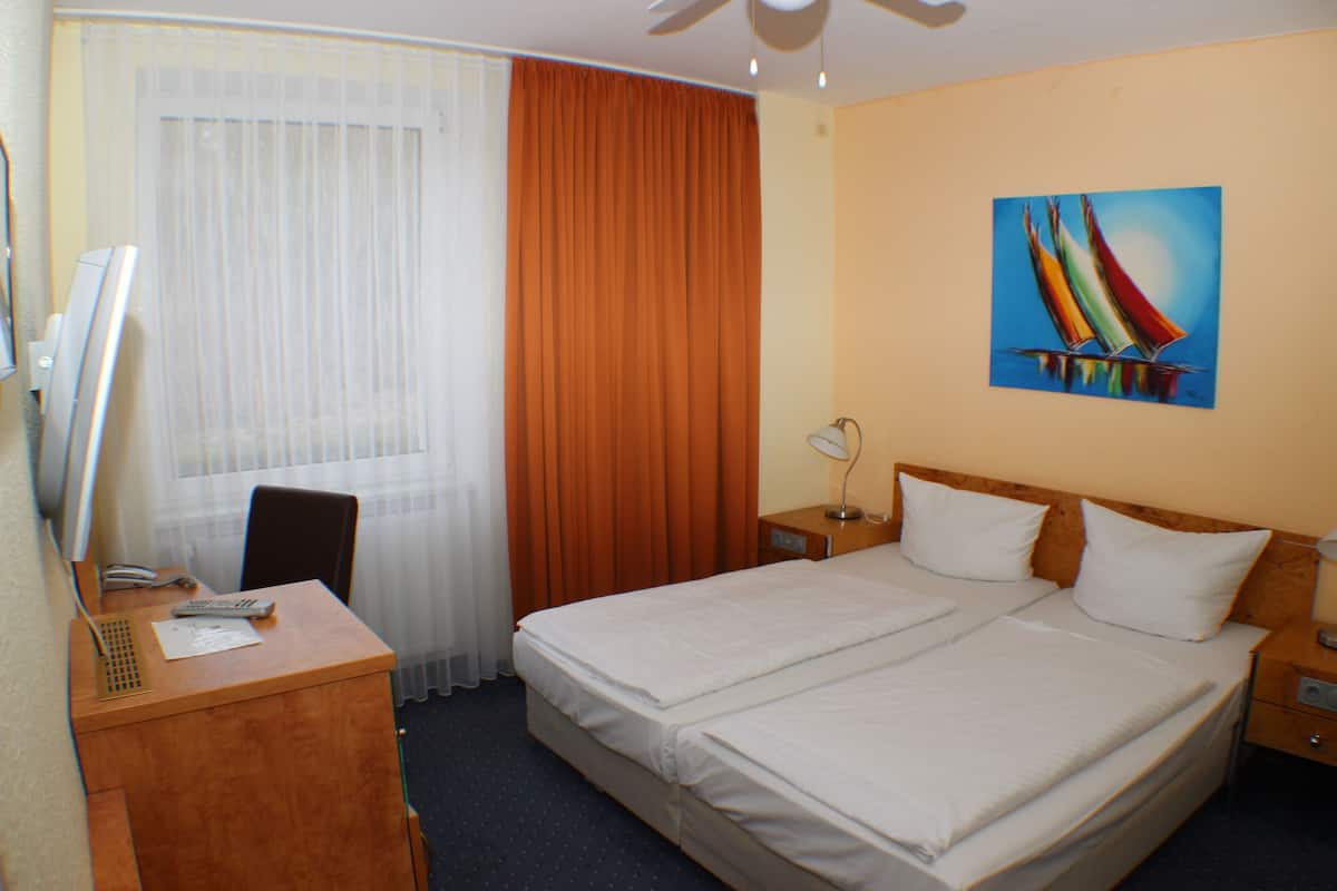 Standard Double Room, 1 Double Bed | Minibar, in-room safe, desk, cots/infant beds