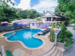 3 piscinas al aire libre, sombrillas, sillones reclinables de piscina