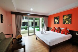 Minibar, caja de seguridad en la habitación y escritorio 