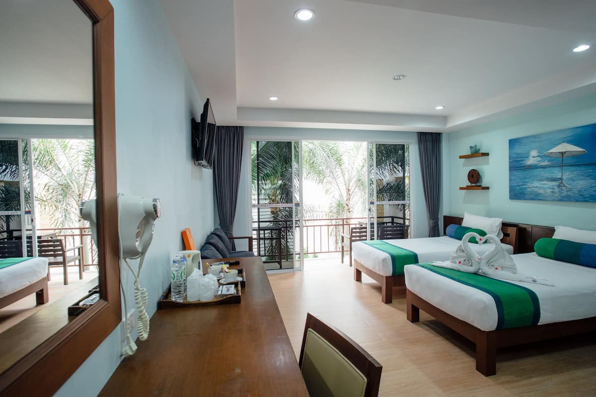 Premier Twin Room | Minibar, in-room safe, desk, blackout curtains