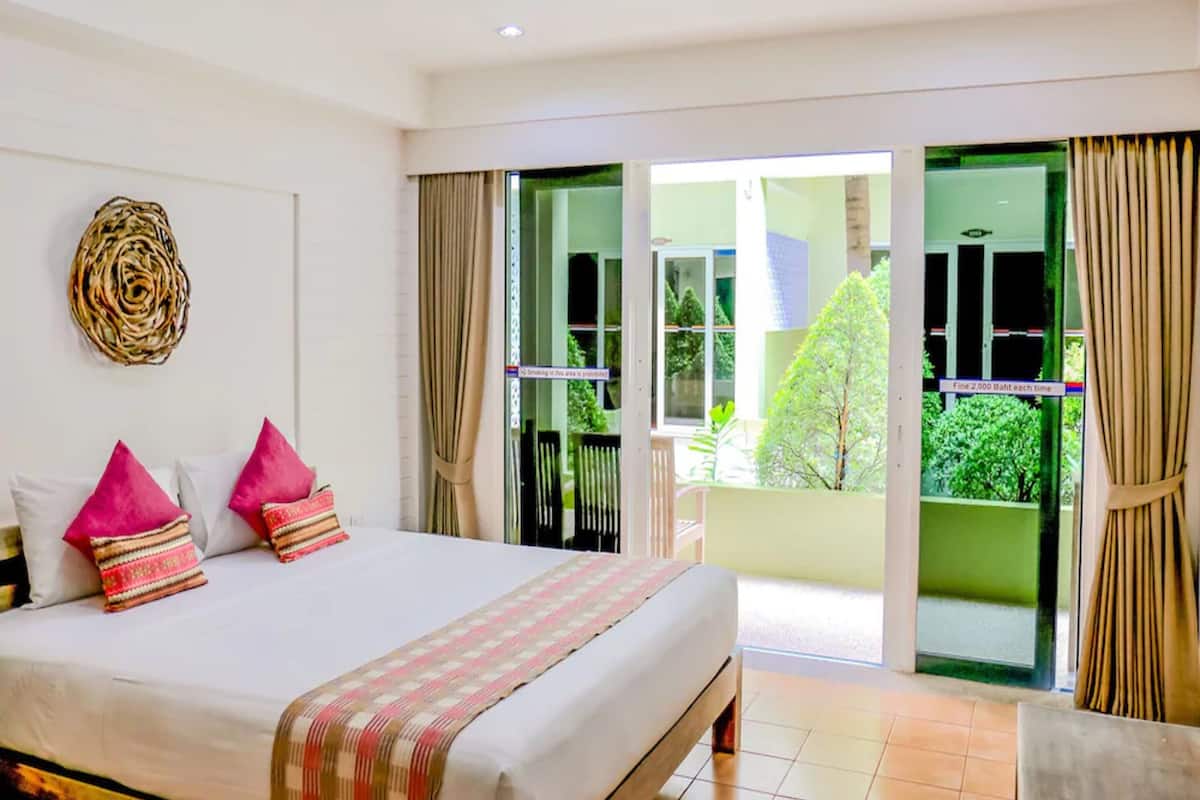 Premier Double Room | Minibar, in-room safe, desk, blackout curtains