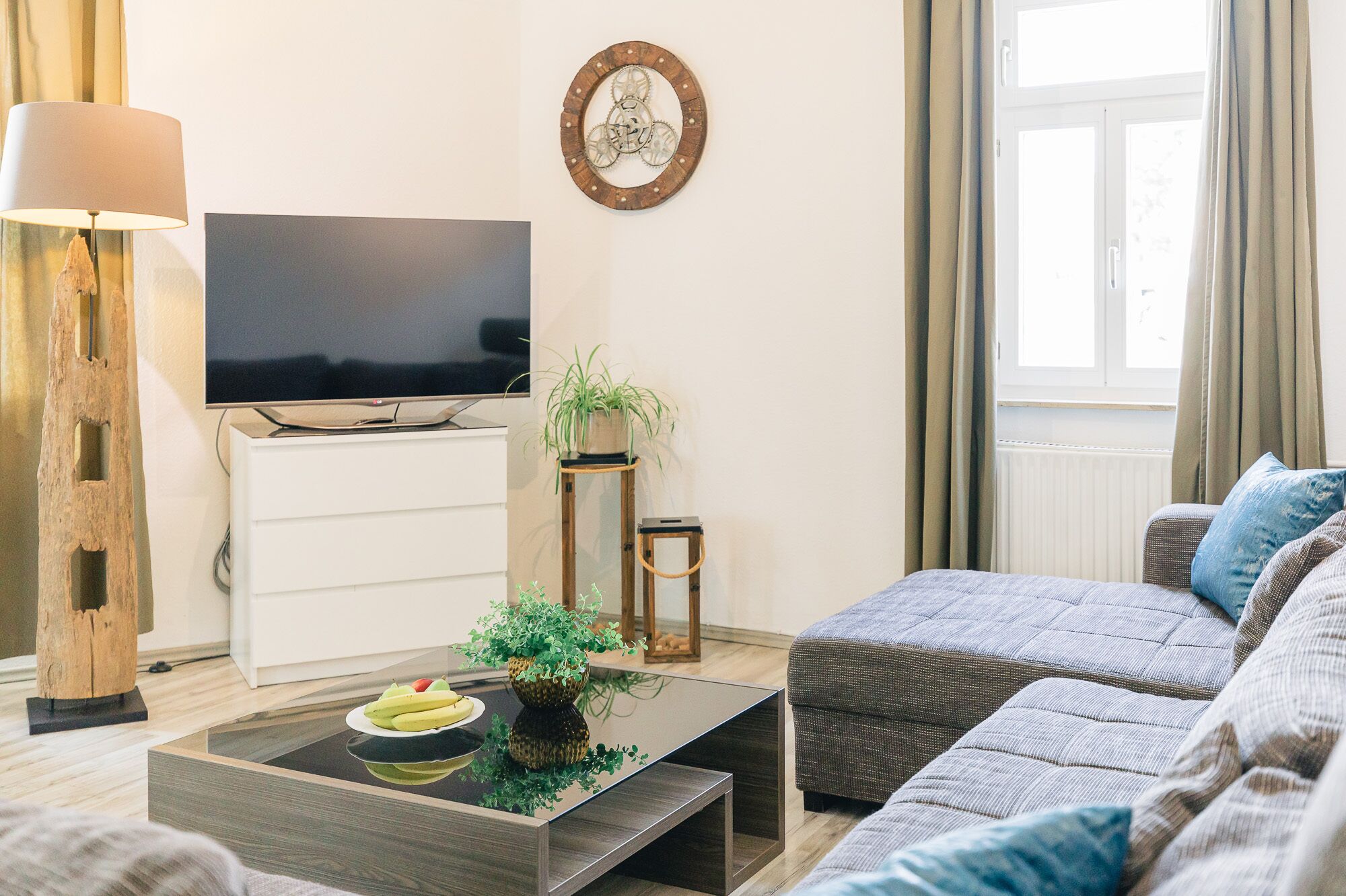 premium bedding, minibar, desk, soundproofing