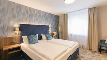 高档床上用品、迷你吧、办公桌、隔音