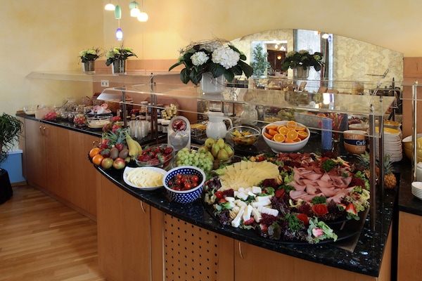 Tägliches Frühstücksbuffet (20 EUR pro Person)