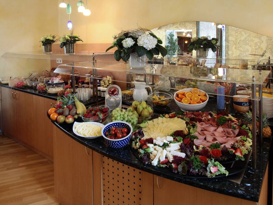 Petit déjeuner buffet (20 EUR par personne)