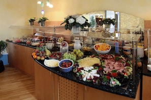 A buffet with various food items and a glass display case. - Hotel und Restaurant Rose (Bietigheim-Bissingen)