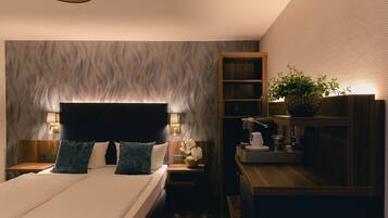 Une chambre moderne avec un lit, des tables de chevet, une machine à café et une plante.