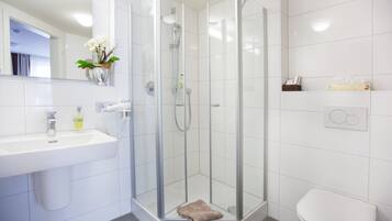 Ducha, artículos de tocador gratuitos, secador de pelo, toallas