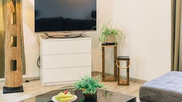 Bộ đồ giường cao cấp, minibar, bàn, phòng cách âm