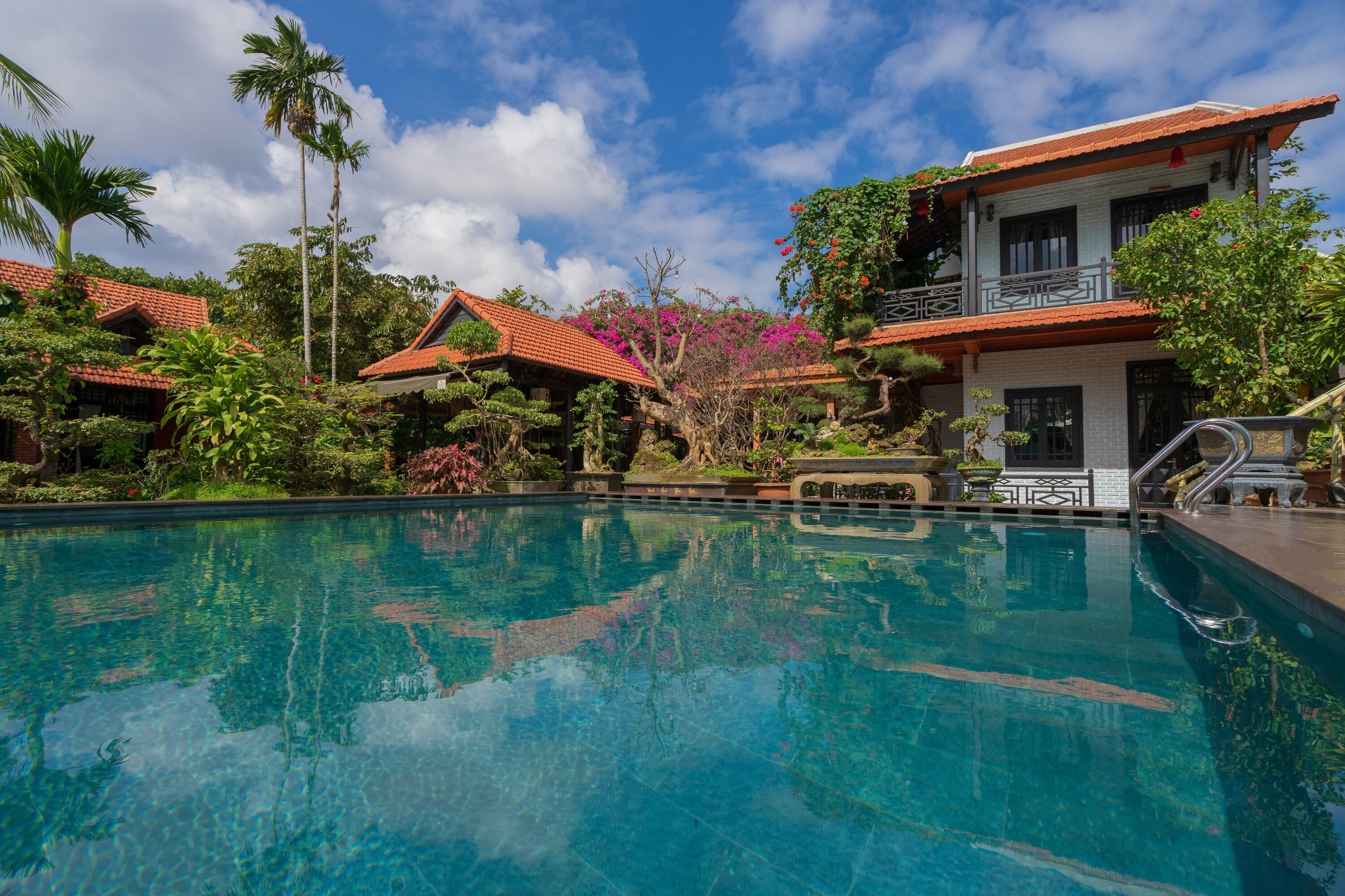 outdoor pool, pool loungers