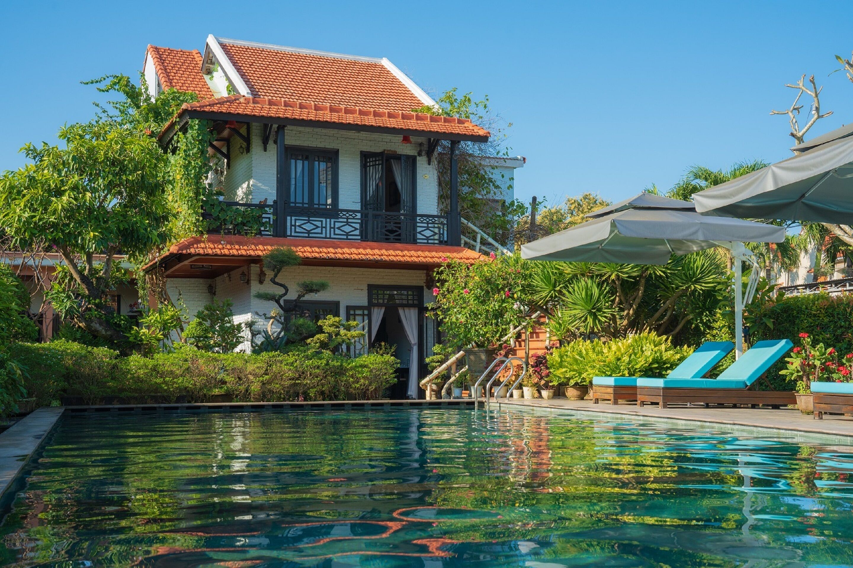 outdoor pool, pool loungers
