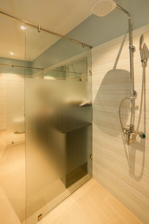 Habitación estándar con 1 cama doble o 2 individuales | Baño | Ducha y cabezal de ducha tipo lluvia