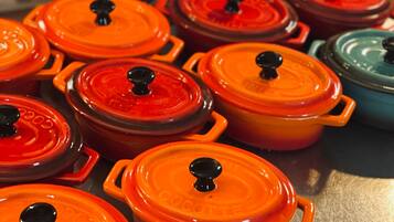 Une enseigne avec le mot « RUHRING » et plusieurs pots dont les couvercles sont orange.