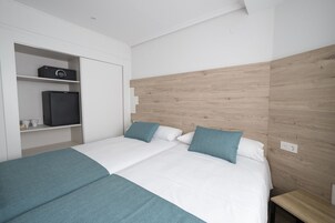 Habitación con 2 camas individuales | Minibar, caja fuerte, escritorio y cortinas opacas