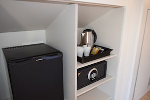 Minibar, in-room safe, individually decorated, individually furnished - Hotel VIDA Finisterre Centro (Fisterra)