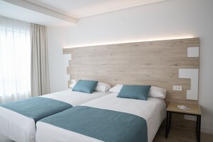 Habitación con 2 camas individuales | Minibar, caja fuerte, decoración individual y mobiliario individual