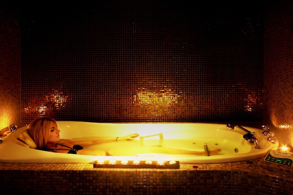 Couples treatment rooms, sauna, steam room, Turkish bath