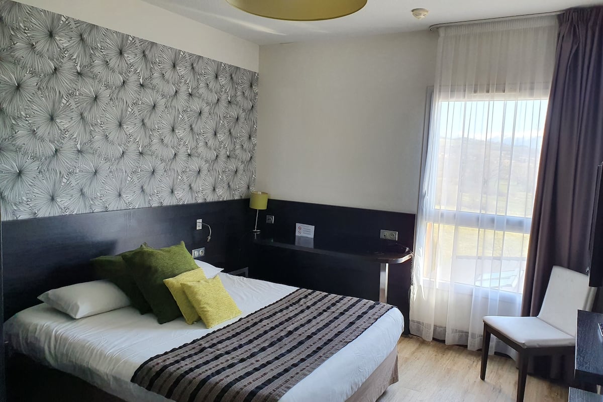 Double Room | Meja, kalis bunyi, katil bayi/kot (percuma)