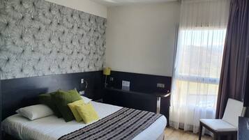 Bureau, chambres insonorisées, lits bébé (gratuits)