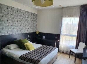 Double Room | Desk, soundproofing, free cots/infant beds, rollaway beds - Ax'Hotel (Chorges)