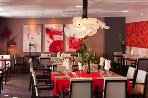 Breakfast and dinner served, French cuisine - Ax'Hotel (Chorges)