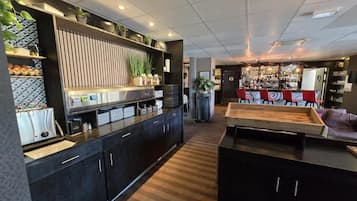 Petit déjeuner buffet (14 EUR par personne)