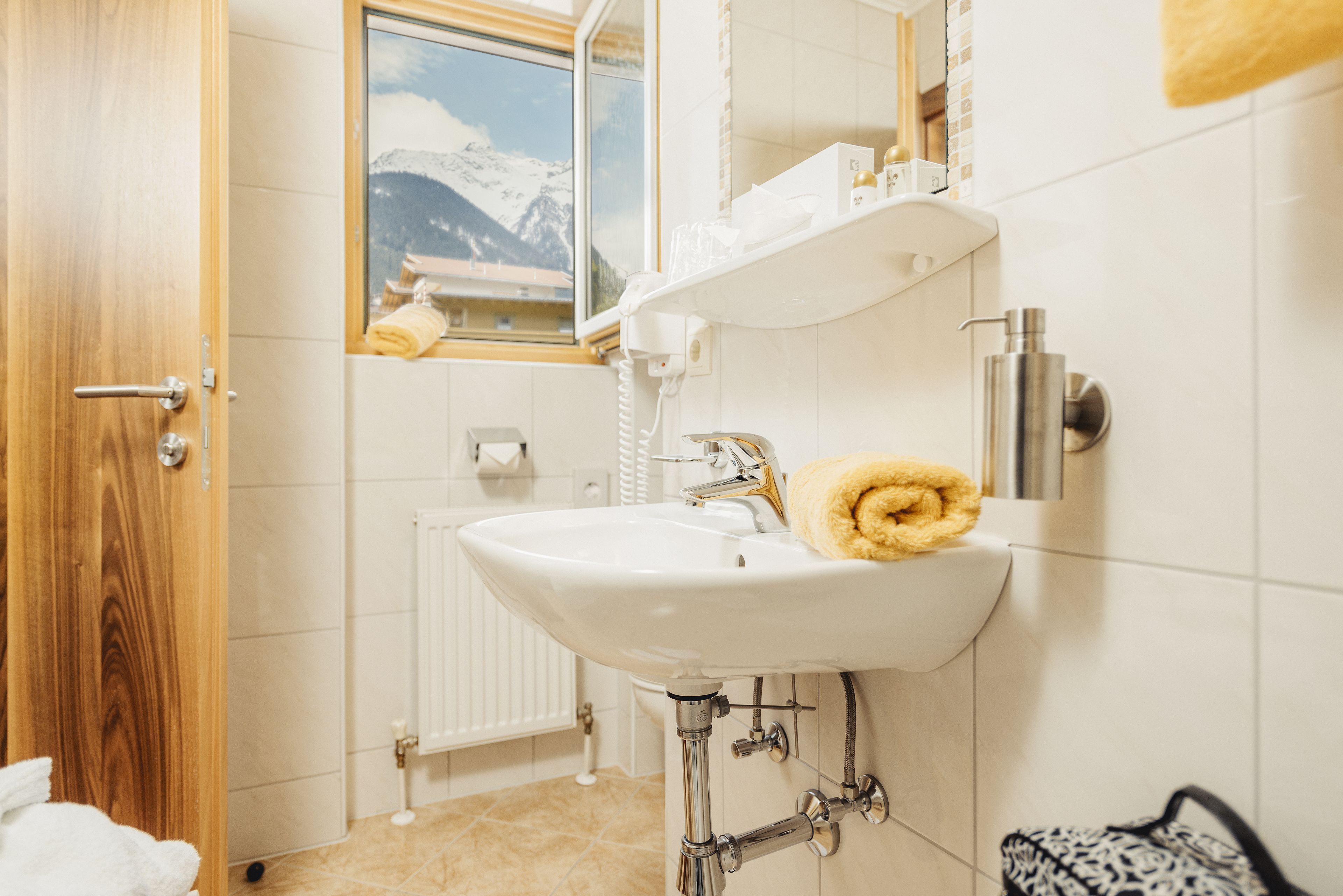 deep-soaking bathtub, hydromassage showerhead, free toiletries